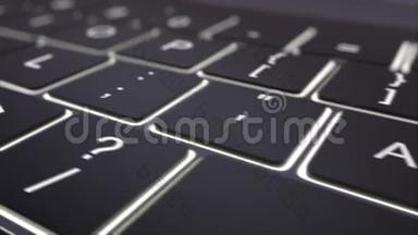 黑色发光<strong>电脑键盘</strong>的多利镜头，采用<strong>按键</strong>. 概念4K剪辑